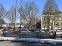 901317 Afbeelding van een oud binnenvaartschip in de Leidsche Rijn, afgemeerd aan de Zandweg te De Meern (gemeente ...
